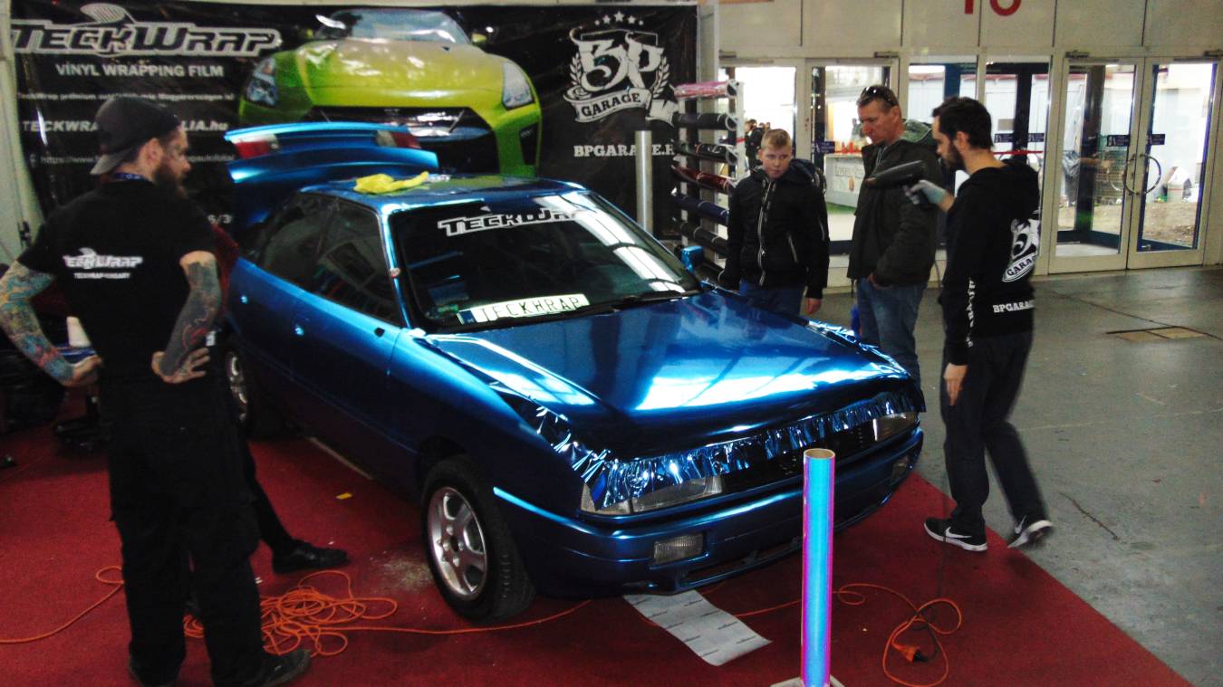 Az autófólia színek piaci igénye - Kép AMTS matt és fényes kék króm autófólia bemutató - Fotó