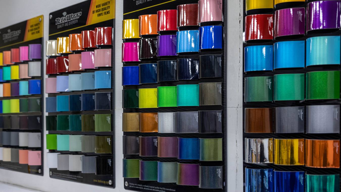 Az autófólia brand jelenlegi palettája - Kép Teckwrap színek bemutató fala - Fotó