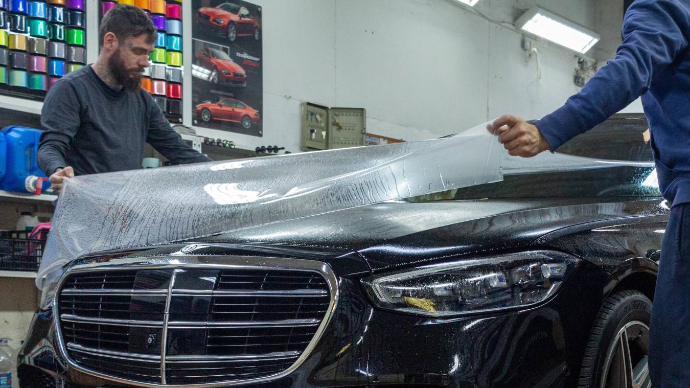 Karosszériavédő fólia - Kép Teckwrap karosszériavédő fólia telepítés közben - Fotó