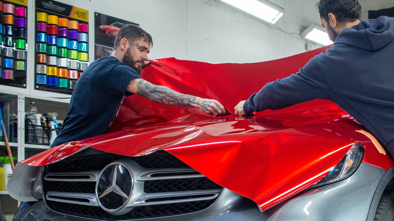 Színes autófólia - Kép Teckwrap színes autófólia telepítés közben - Fotó