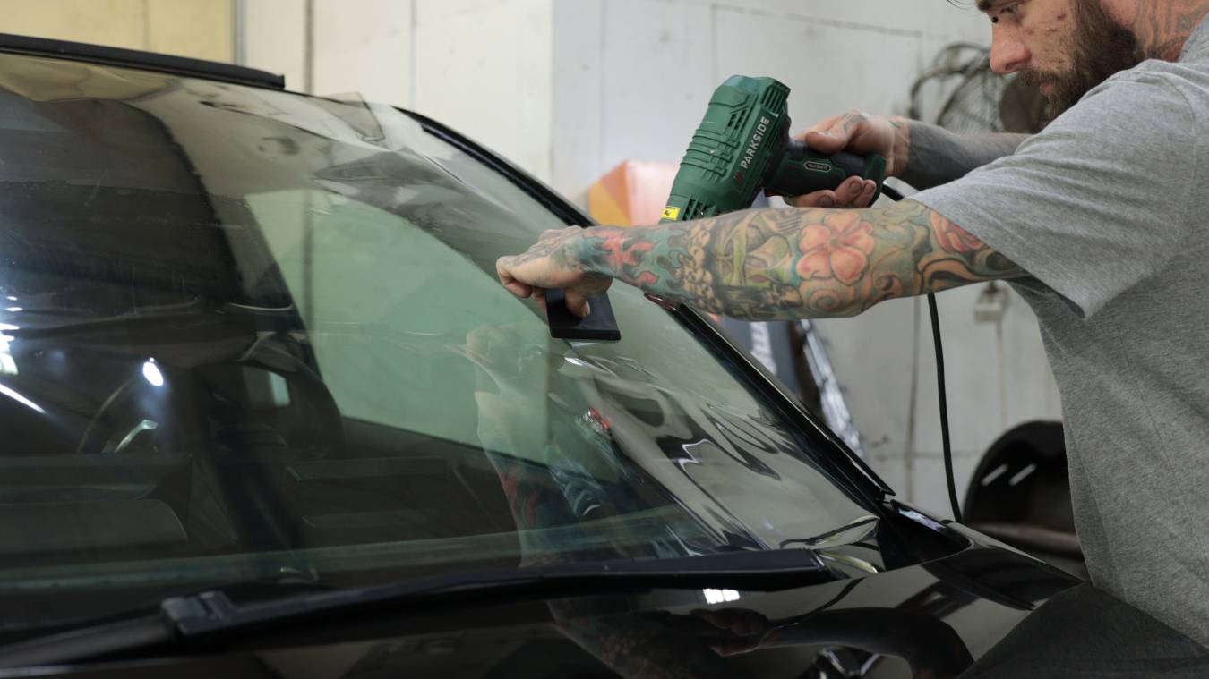 Autóüveg fólia - Kép Teckwrap autóüveg fólia telepítés közben - Fotó