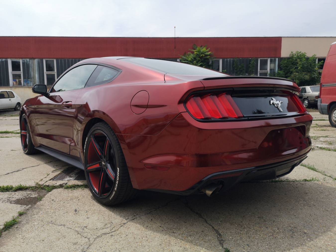 Teckwrap GAL26-HD Supreme Red metál bordó autófólia - 6 - Kép Ford Mustang autófóliázás Teckwrap GAL26-HD Supreme Red autófólia felhasználásával 1 - Fotó