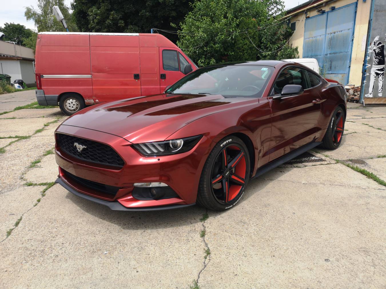 Teckwrap GAL26-HD Supreme Red metál bordó autófólia - 7 - Kép Ford Mustang autófóliázás Teckwrap GAL26-HD Supreme Red autófólia felhasználásával 2 - Fotó